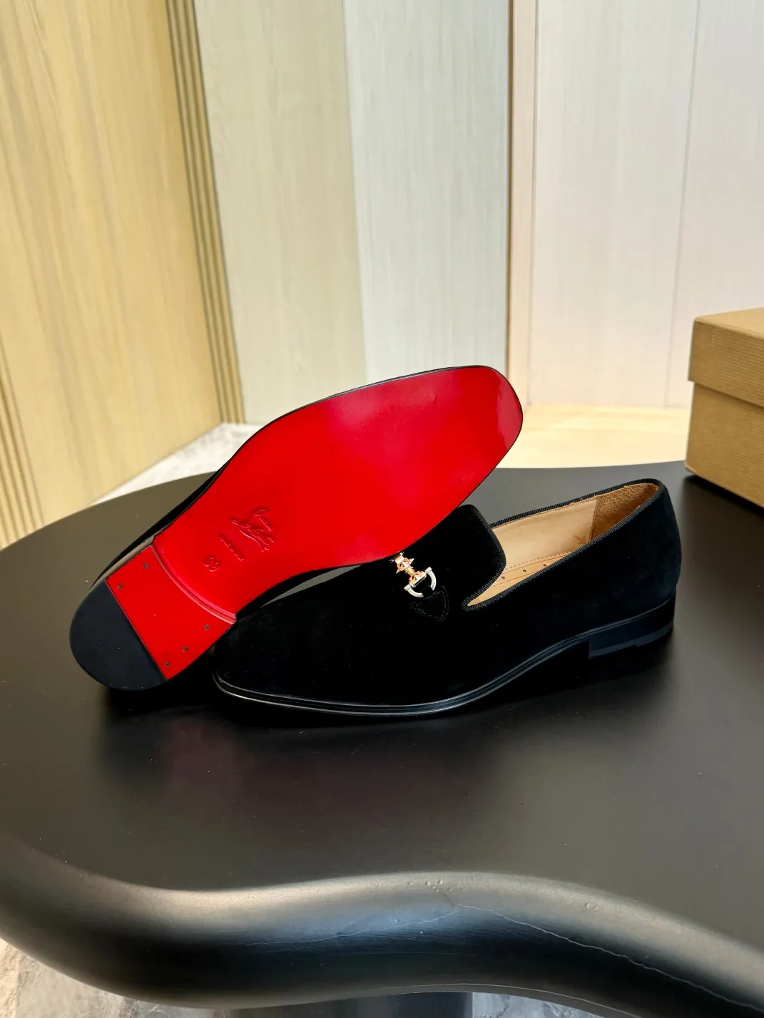 💰960 Christia*.Loubouti* high-end men's business formal leather shoes, original genuine cowhide red sole, imported Italian cowhide outsole, first-layer cowhide, water-dyed cowhide lining, high-end luxury. Size: 39-44 (customized at 38.45.46)✅